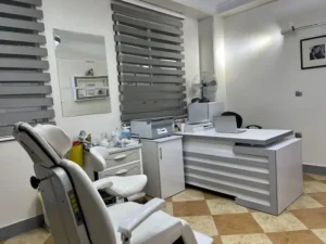 استخدام پزشک عمومی مسلط به امور زیبایی جهت کلینیک در فردیس