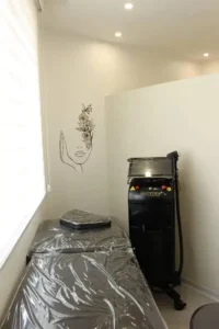 استخدام اپراتور لیزر جهت مطب زیبایی در قزوین