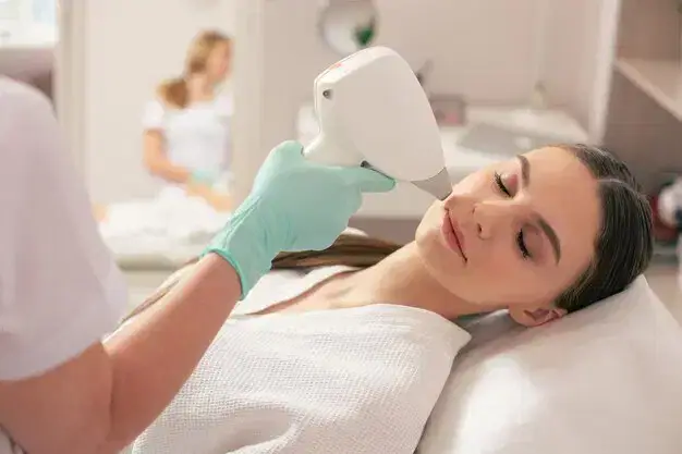 استخدام اپراتور لیزر جهت کلینیک زیبایی در آمل