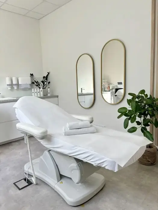 استخدام اپراتور لیزر و فیشیال کار جهت درمانگاه معتبر واقع در کیانپارس اهواز