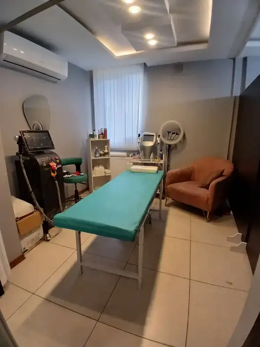 اجاره اتاق 9متری از مطب زیبایی فعال در ملاصدرا شیراز
