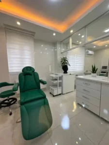 استخدام پزشک عمومی دارای پروانه جهت کلینیک زیبایی در کرمانشاه