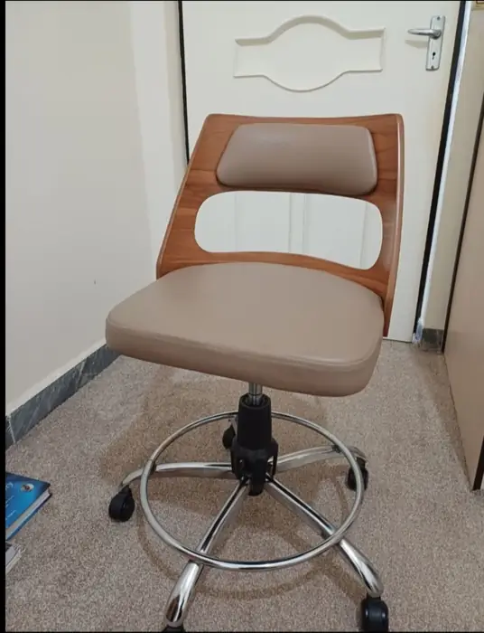 فروش تخت، ترالی و صندلی کاملا نو جهت مطب