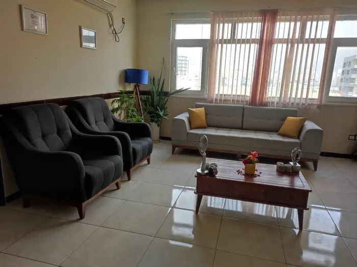 اجاره اتاق مشاوره مبله واقع در ساختمان پزشکان ابن‌سینا محدوده بلوار گلها کرمانشاه