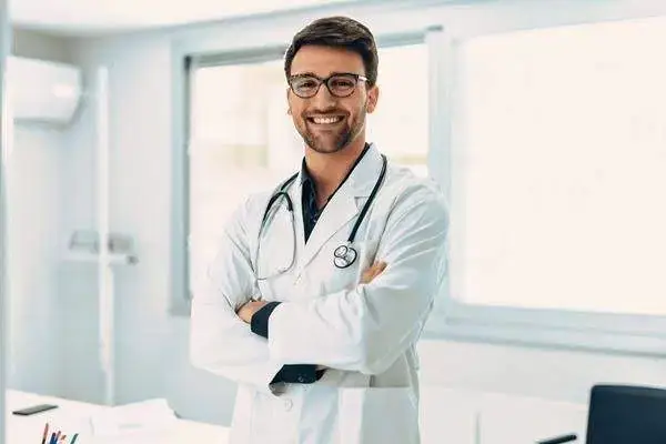 دعوت به همکاری از پزشک مسلط به تزریقات زیبایی جهت کلینیک در عظیمیه کرج